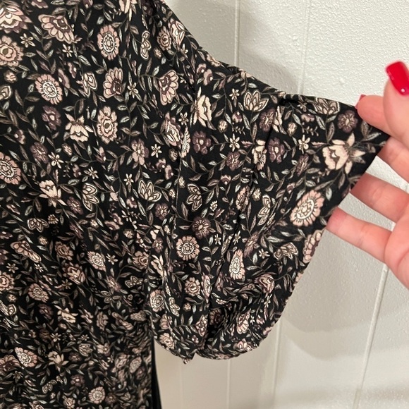 Maurices plus black flower flutter sleeve top - Picture 7 of 8
